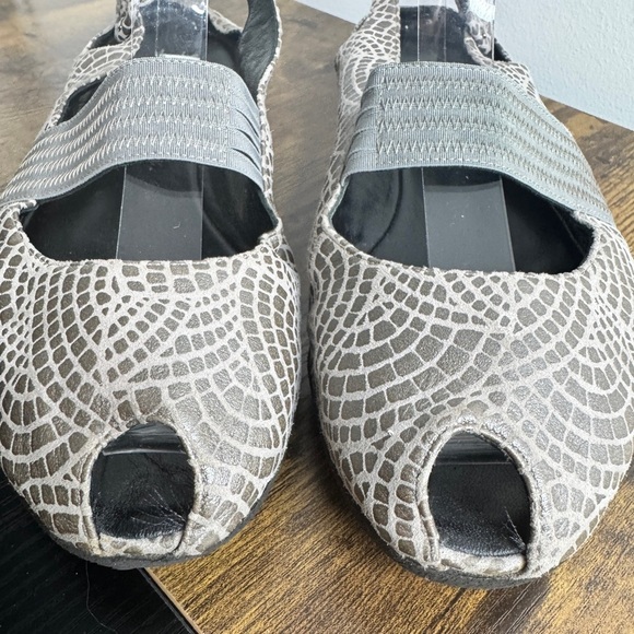 Thierry Rabotin Silver Patterned Peep Toe Flats - Picture 6 of 11